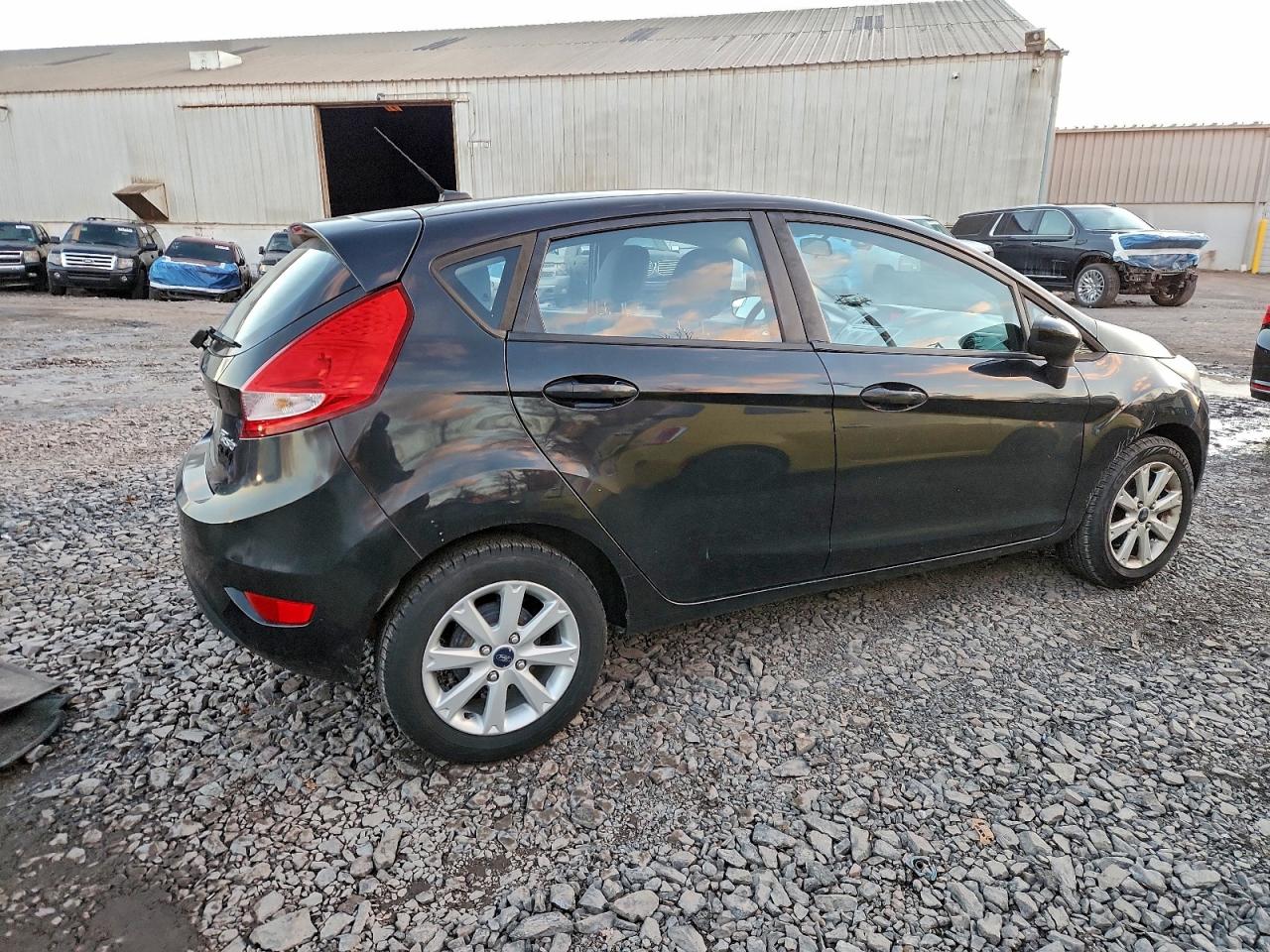 2011 FORD FIESTA SE photo 3