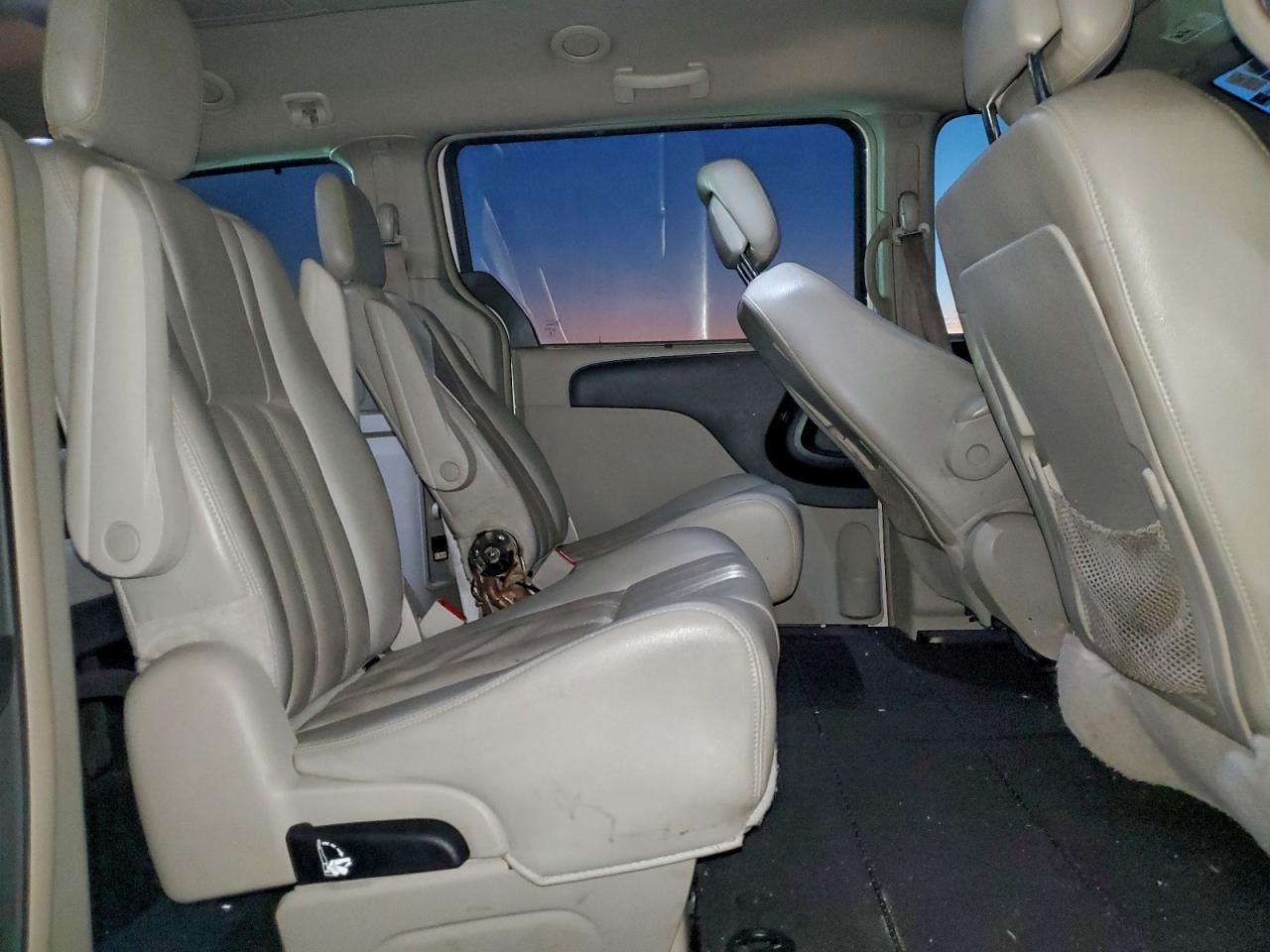 2013 CHRYSLER TOWN & COUNTRY TOURING L photo 11