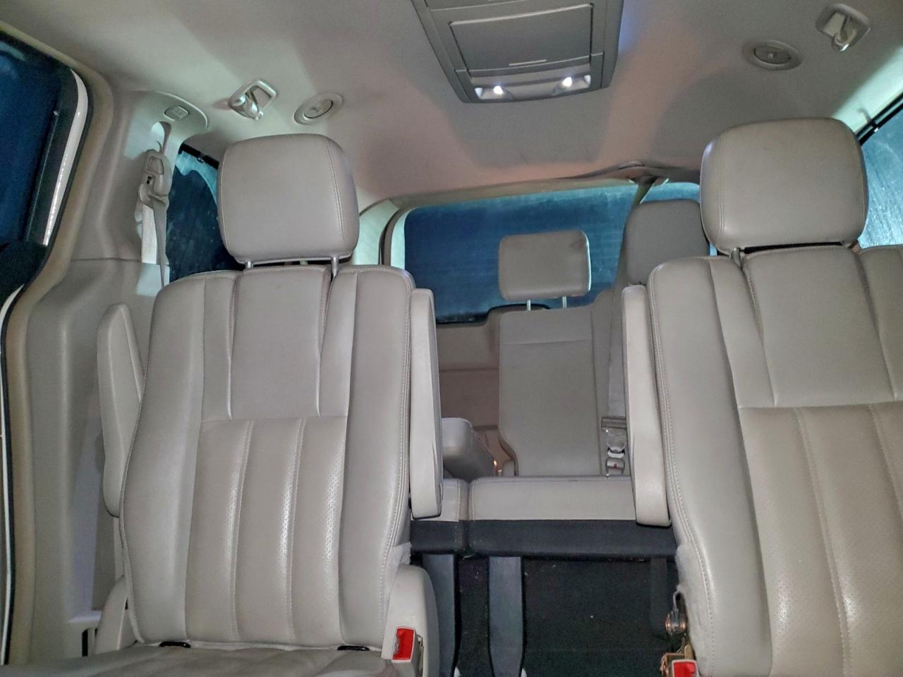 2013 CHRYSLER TOWN & COUNTRY TOURING L photo 10