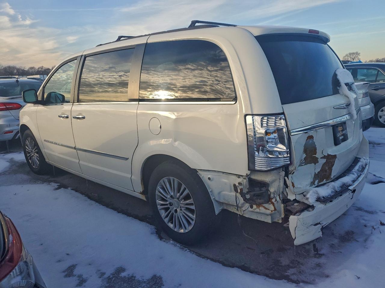 2013 CHRYSLER TOWN & COUNTRY TOURING L photo 2