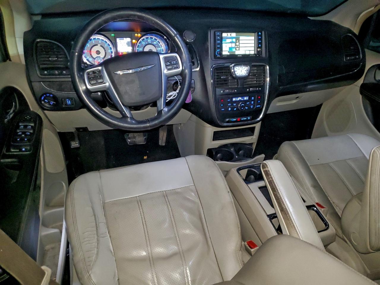 2013 CHRYSLER TOWN & COUNTRY TOURING L photo 8