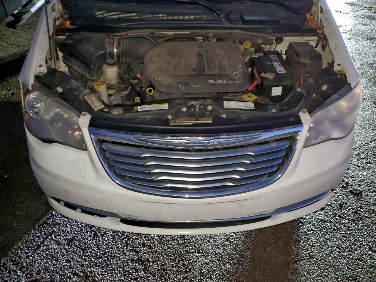 2013 CHRYSLER TOWN & COUNTRY TOURING L photo 12