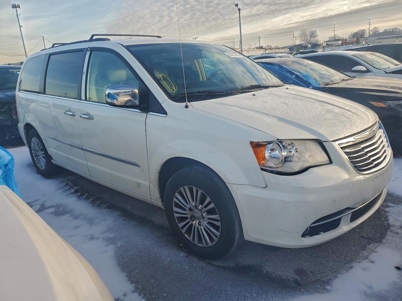 2013 CHRYSLER TOWN & COUNTRY TOURING L photo 4