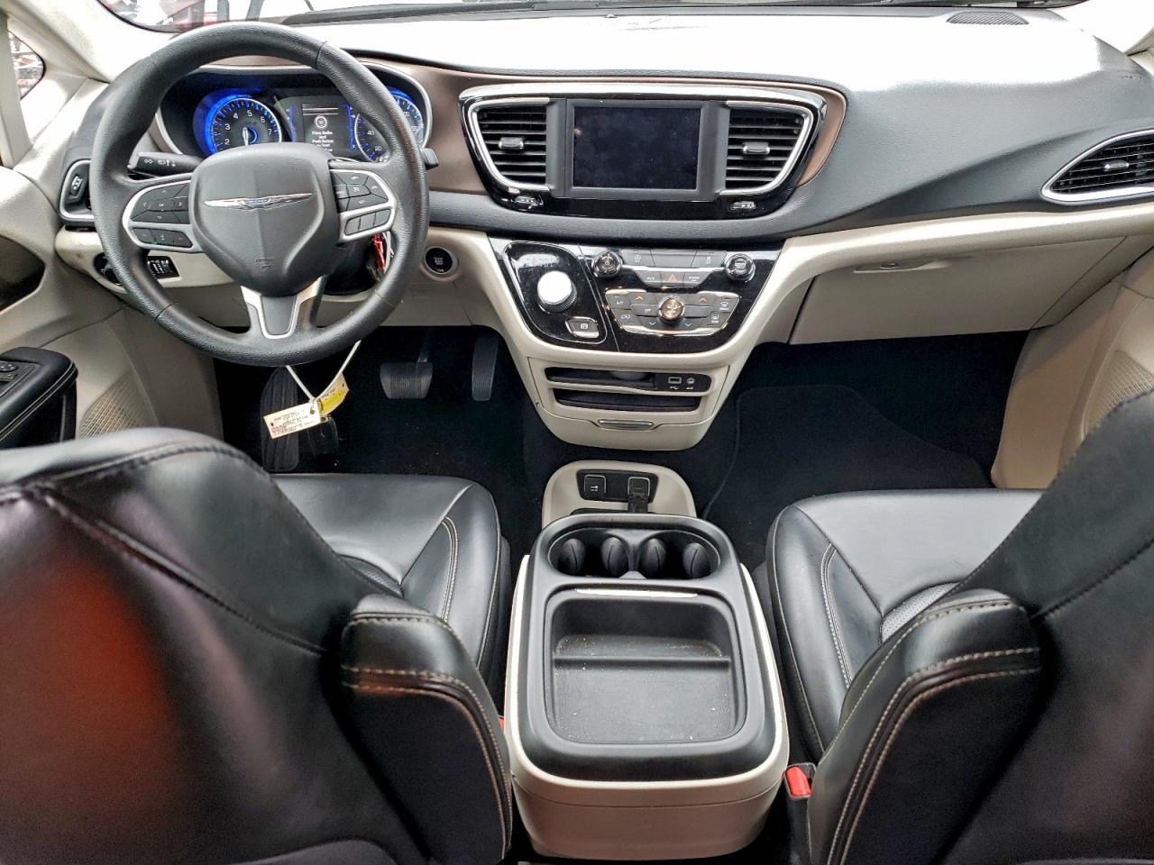 2020 CHRYSLER VOYAGER LXI photo 8