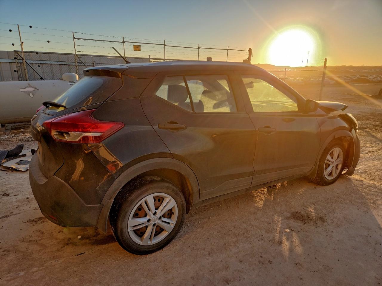 2018 NISSAN KICKS photo 3