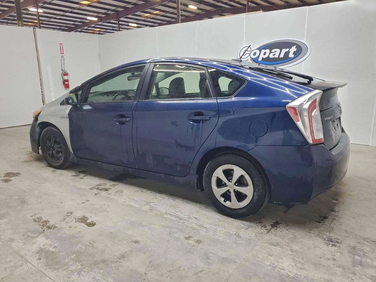 2013 TOYOTA PRIUS photo 2