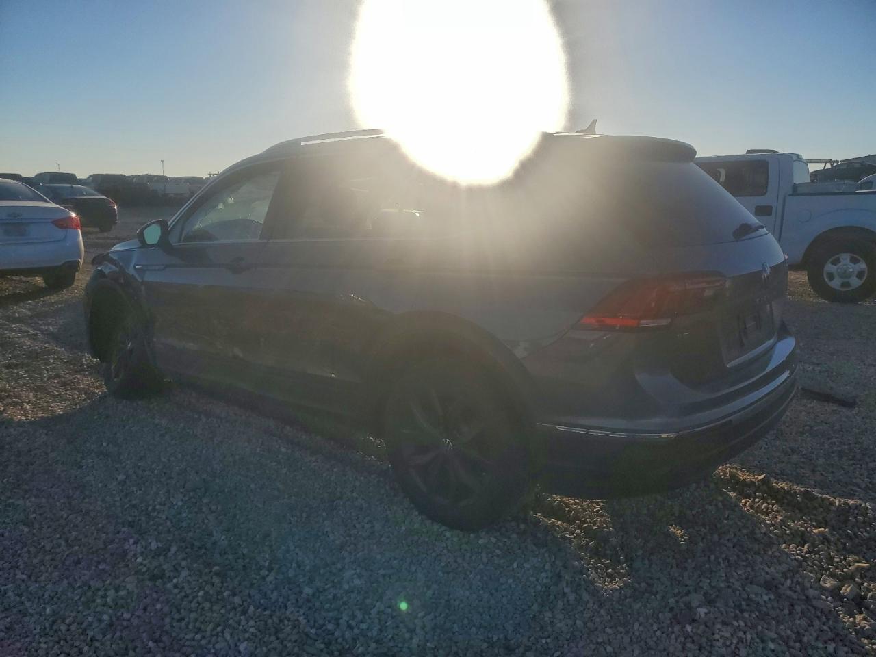 2024 VOLKSWAGEN TIGUAN SE photo 2