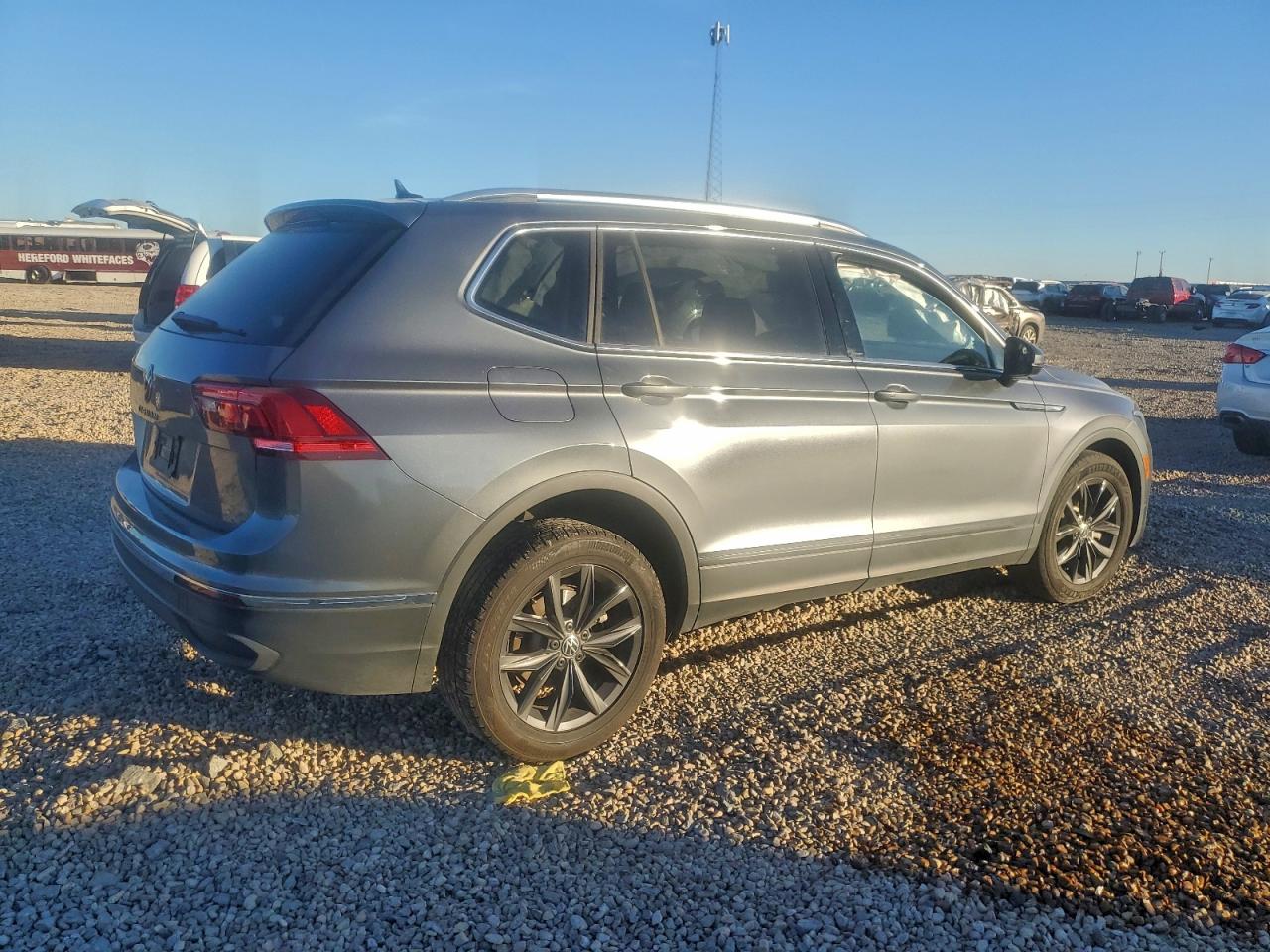 2024 VOLKSWAGEN TIGUAN SE photo 3
