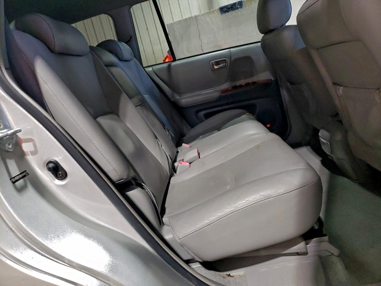 2004 TOYOTA HIGHLANDER photo 11