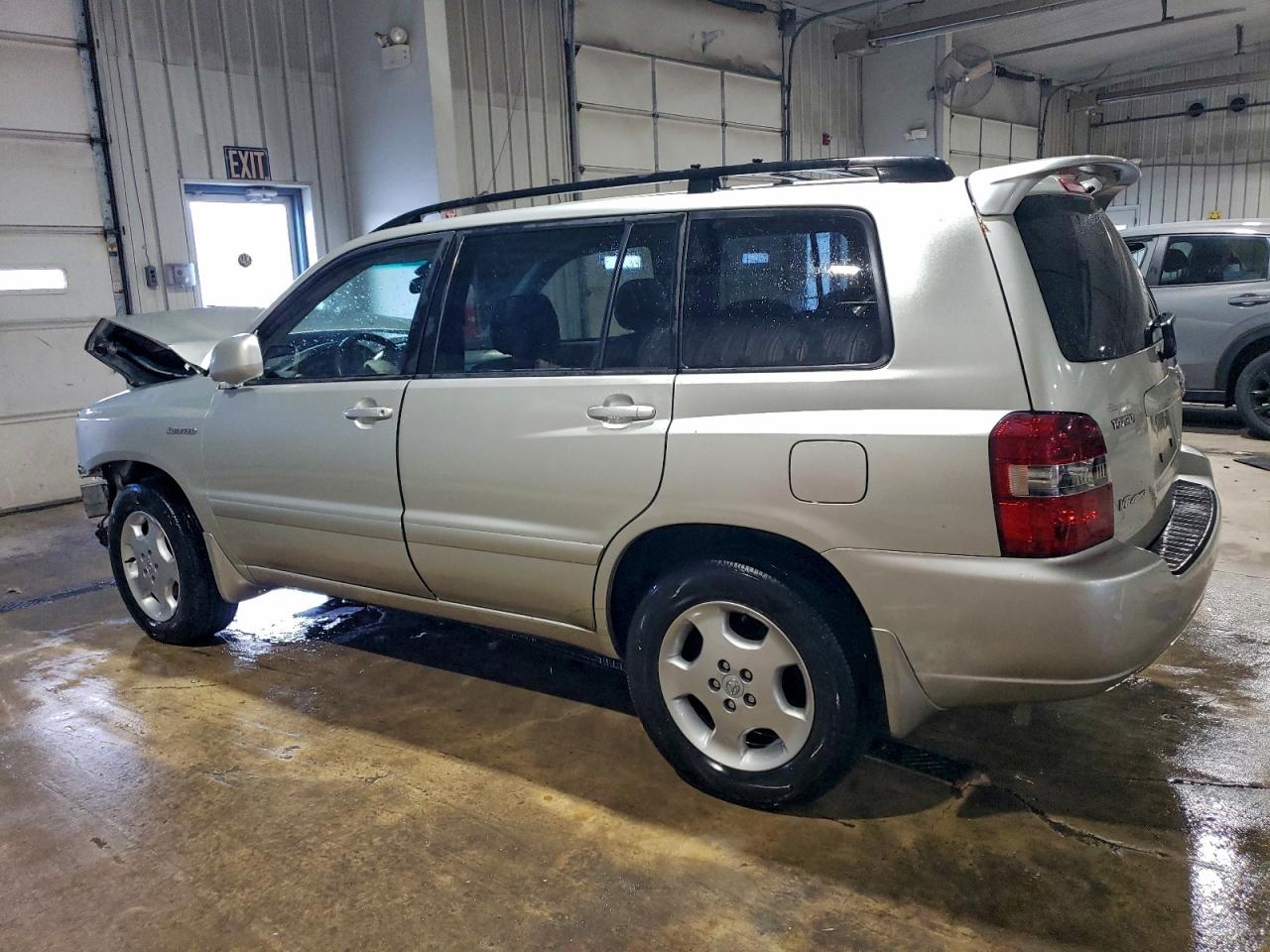 2004 TOYOTA HIGHLANDER photo 2