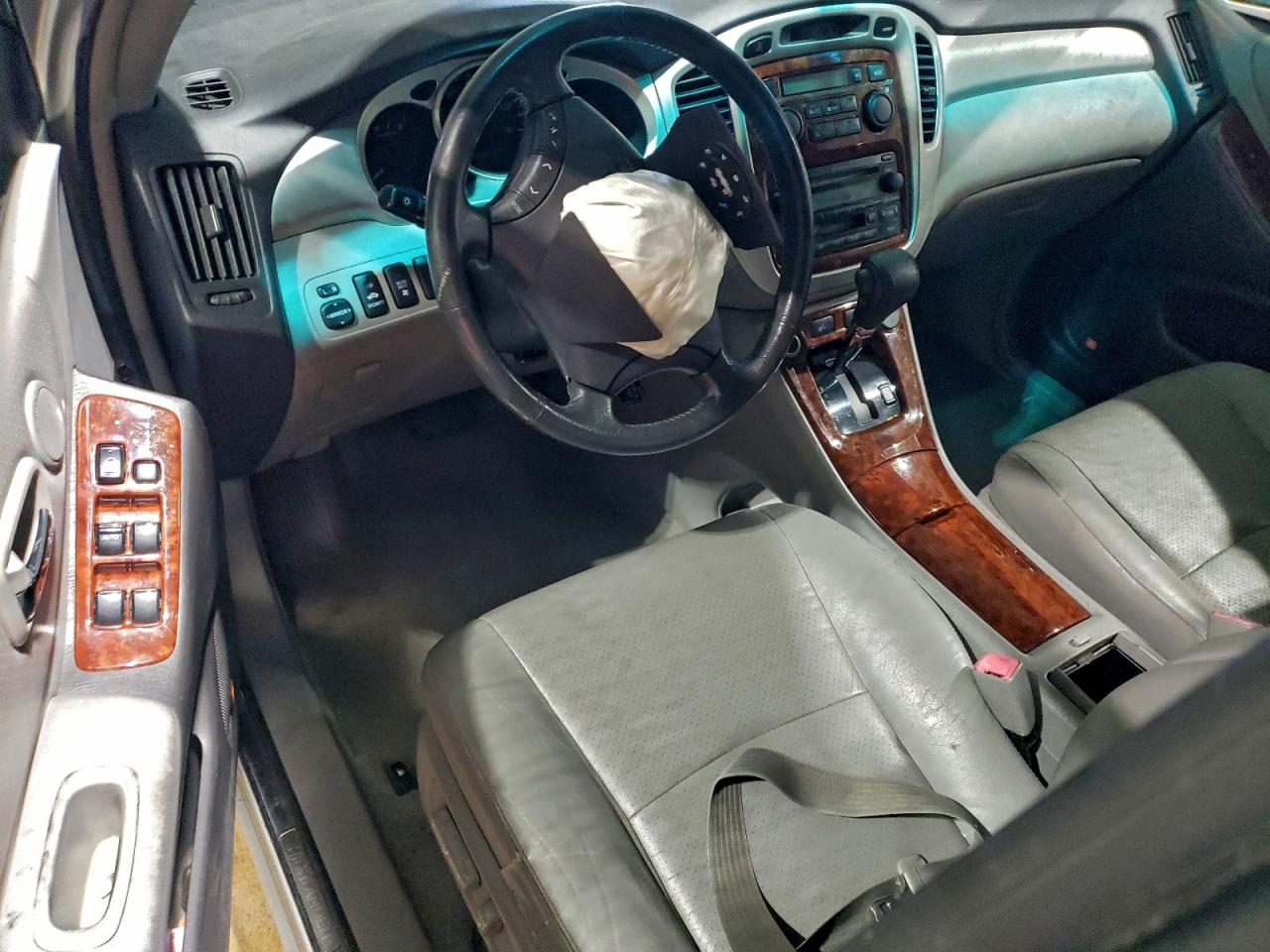 2004 TOYOTA HIGHLANDER photo 8