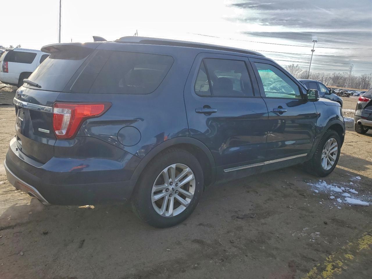 2017 FORD EXPLORER XLT photo 3
