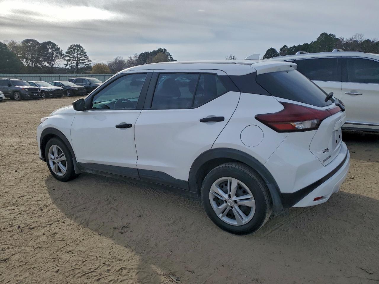 2022 NISSAN KICKS S photo 2