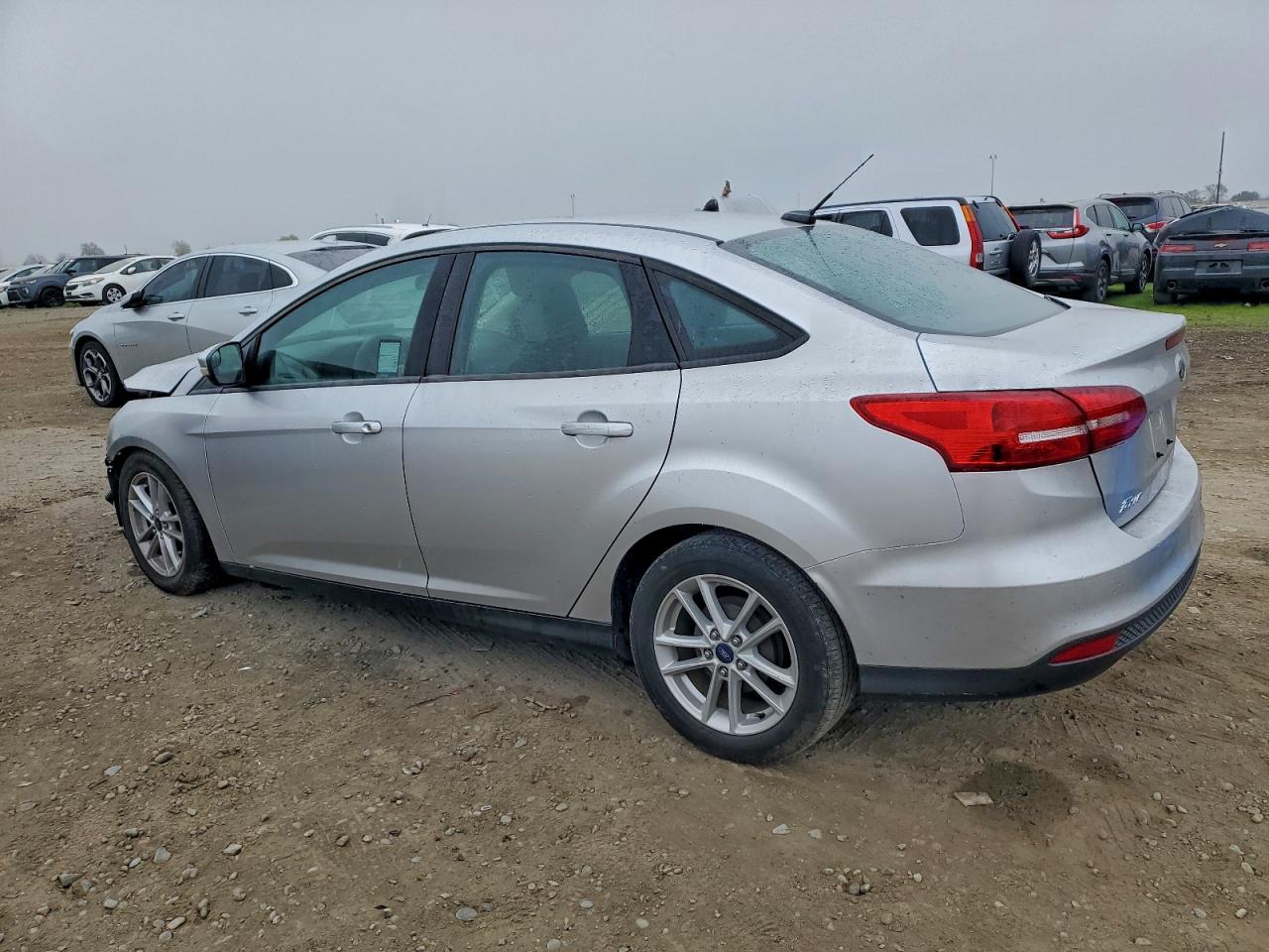 2017 FORD FOCUS SE photo 2