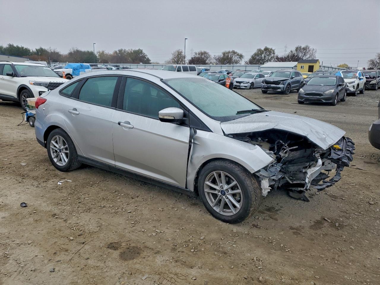 2017 FORD FOCUS SE photo 4