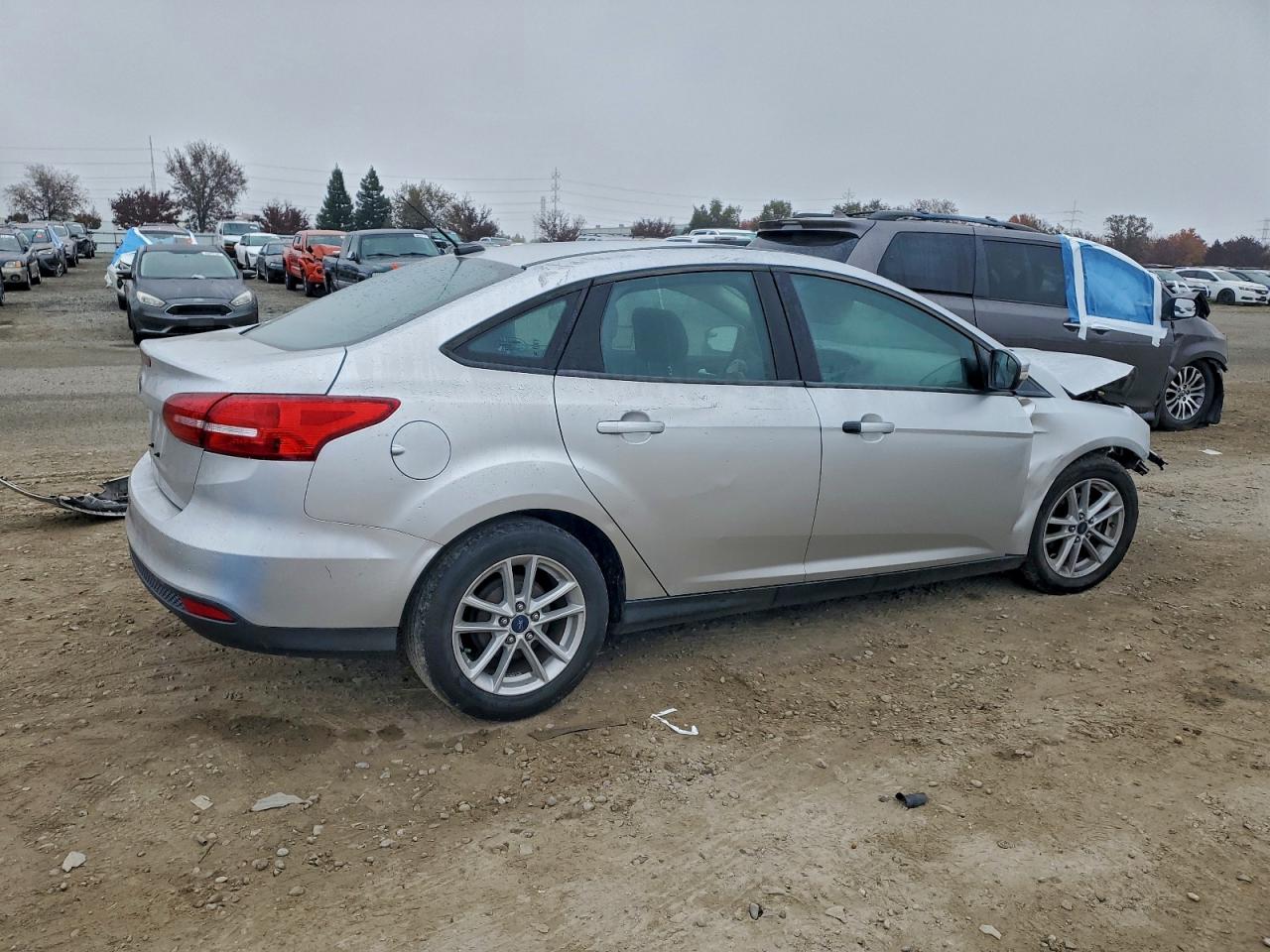 2017 FORD FOCUS SE photo 3