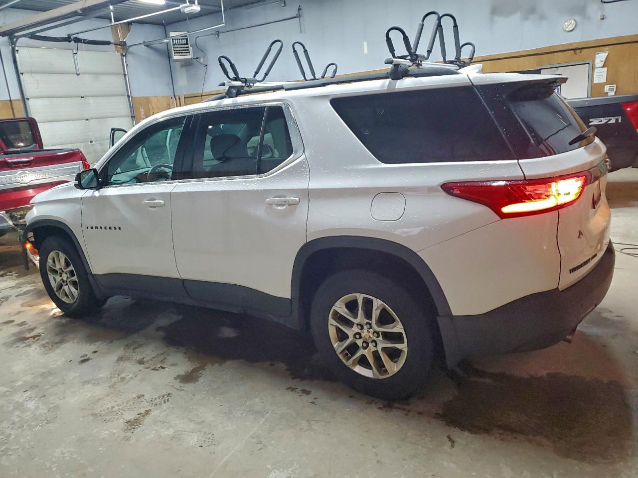 2019 CHEVROLET TRAVERSE LT photo 2