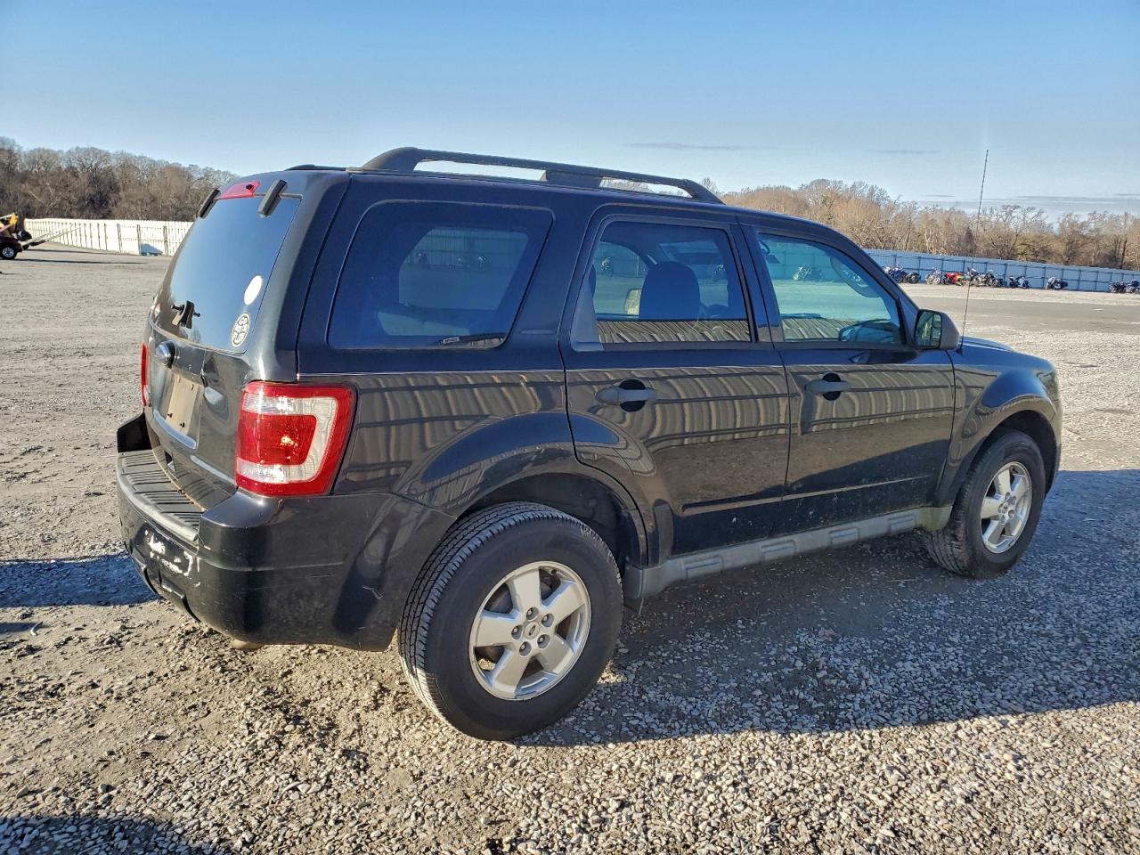 2010 FORD ESCAPE XLT photo 3