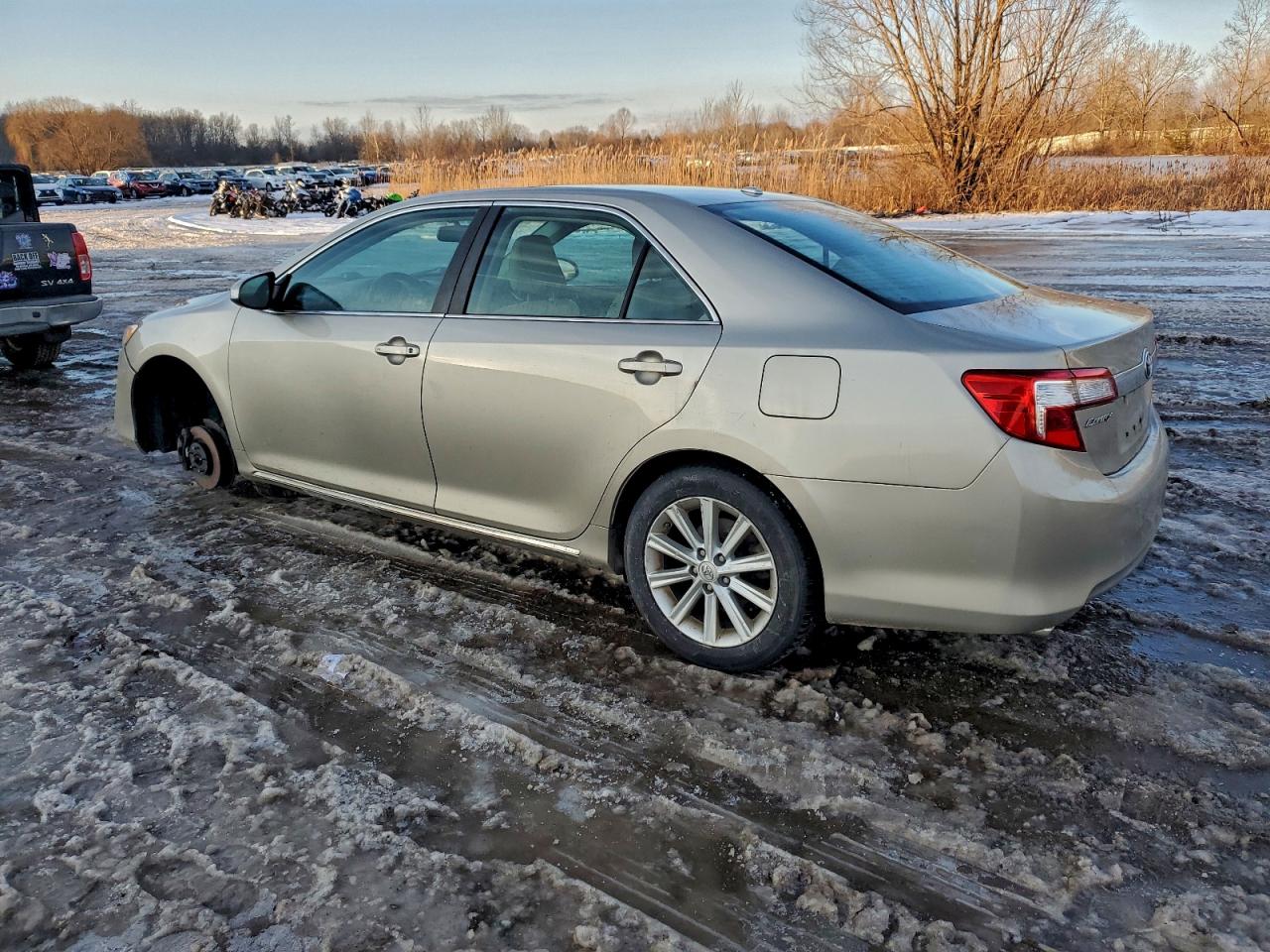 2013 TOYOTA CAMRY SE photo 2