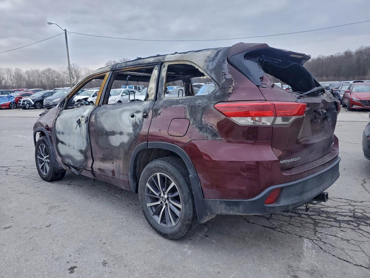 2018 TOYOTA HIGHLANDER SE photo 2