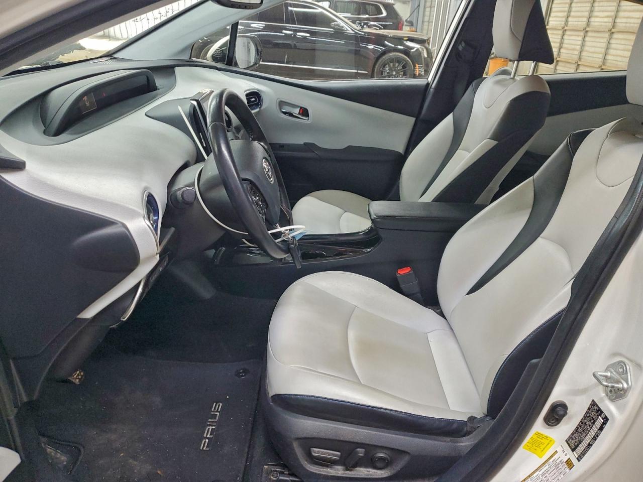 2019 TOYOTA PRIUS photo 7