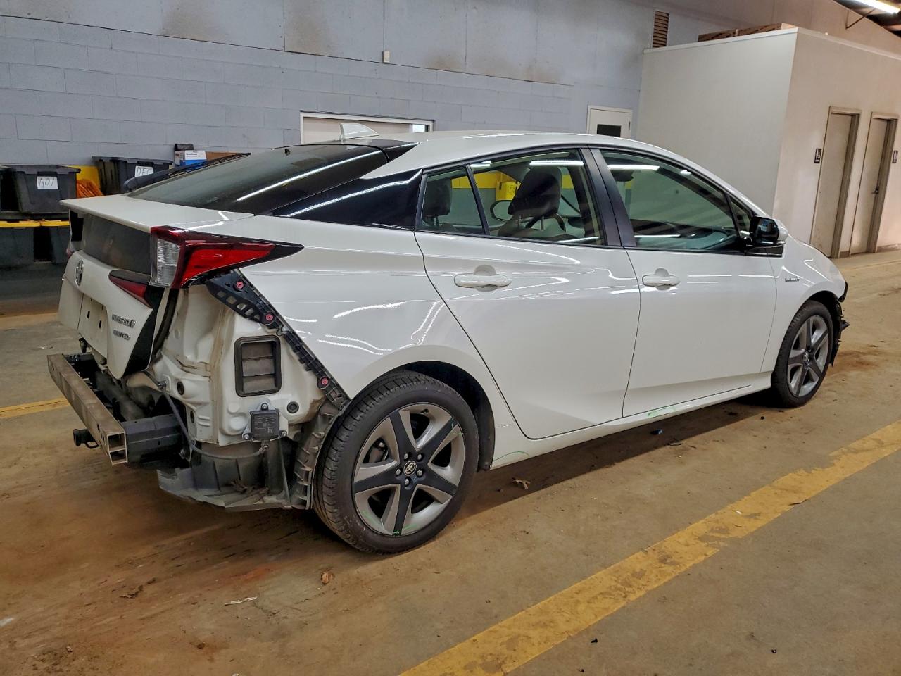 2019 TOYOTA PRIUS photo 3