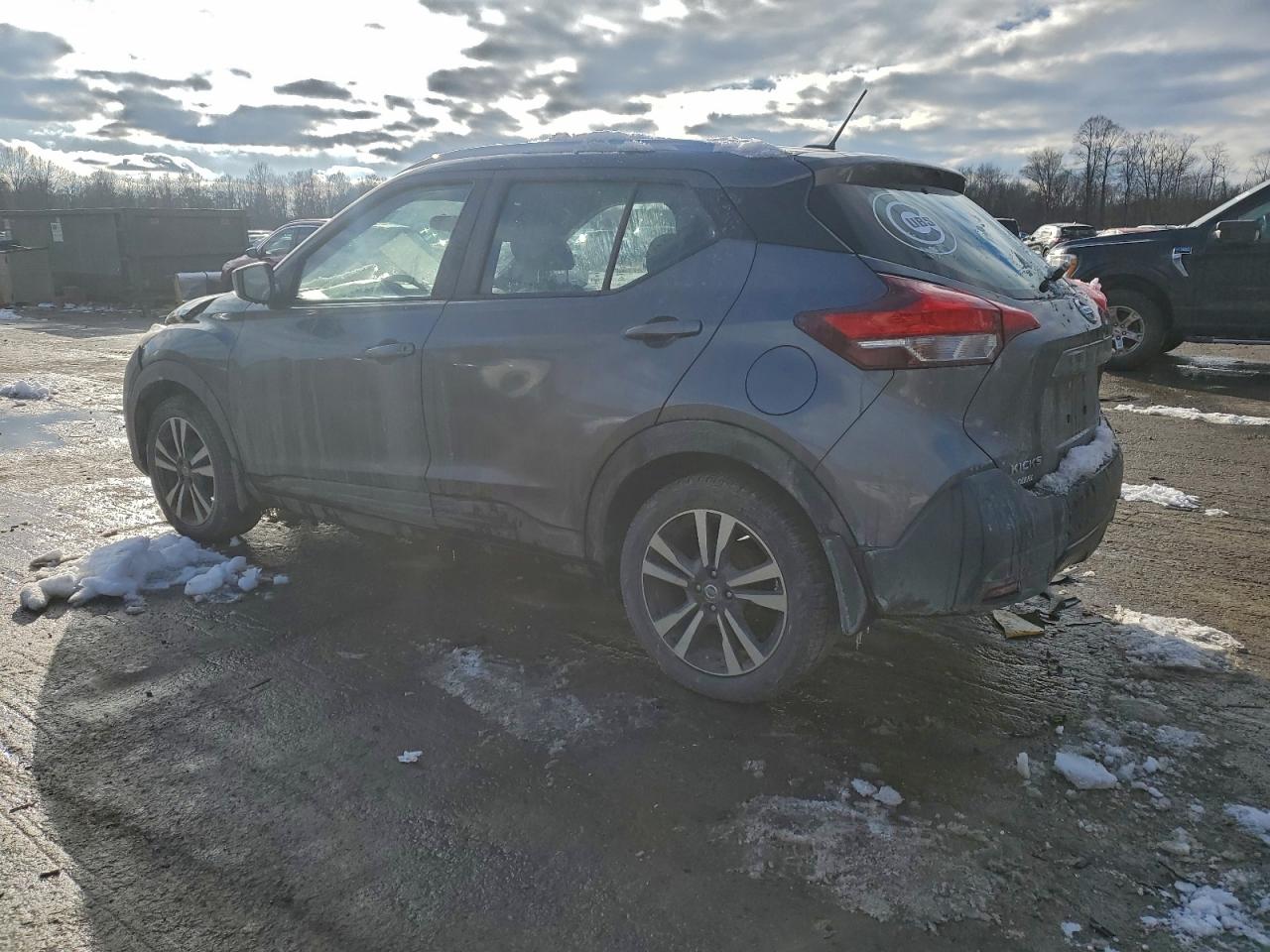 2018 NISSAN KICKS S photo 2