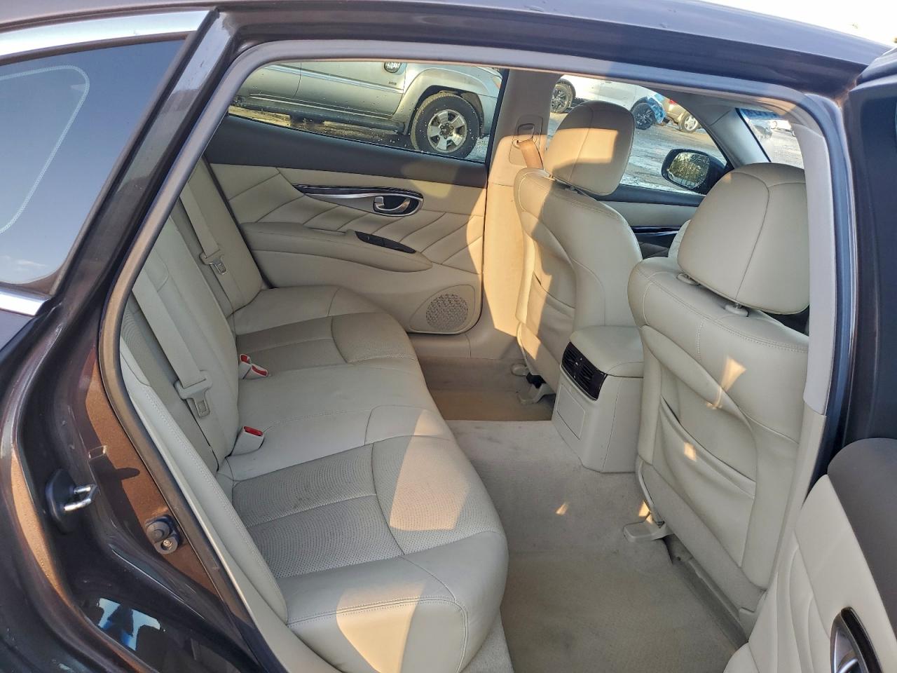 2015 INFINITI Q70L 3.7 photo 10