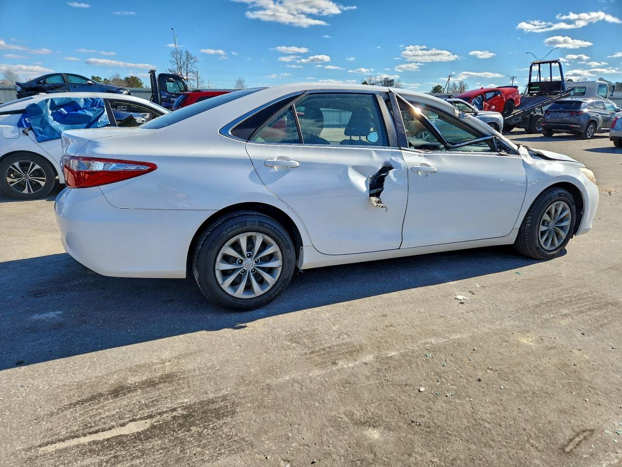 2016 TOYOTA CAMRY LE photo 3