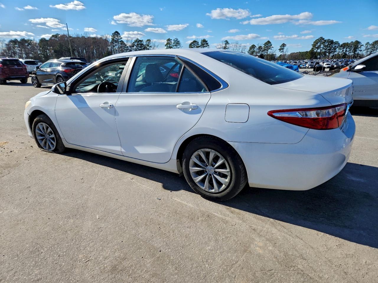 2016 TOYOTA CAMRY LE photo 2