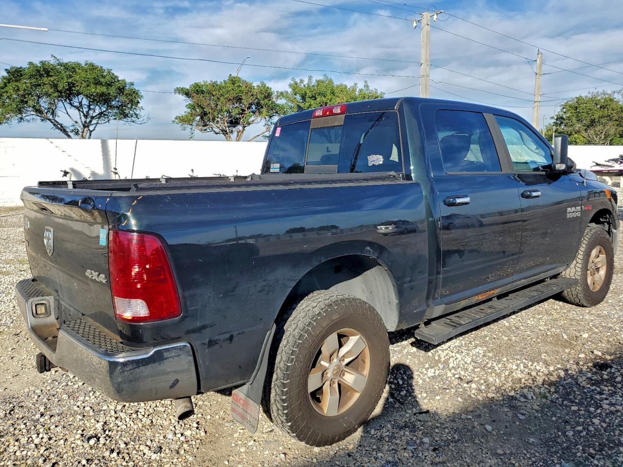 2015 RAM 1500 SLT photo 3