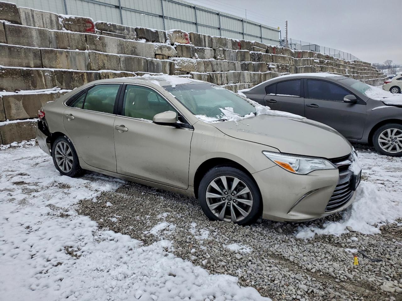 2017 TOYOTA CAMRY LE photo 4