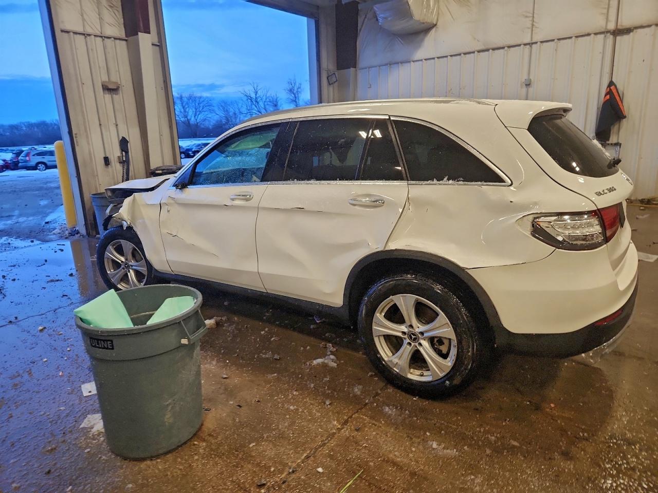2017 MERCEDES-BENZ GLC 300 4MATIC photo 2