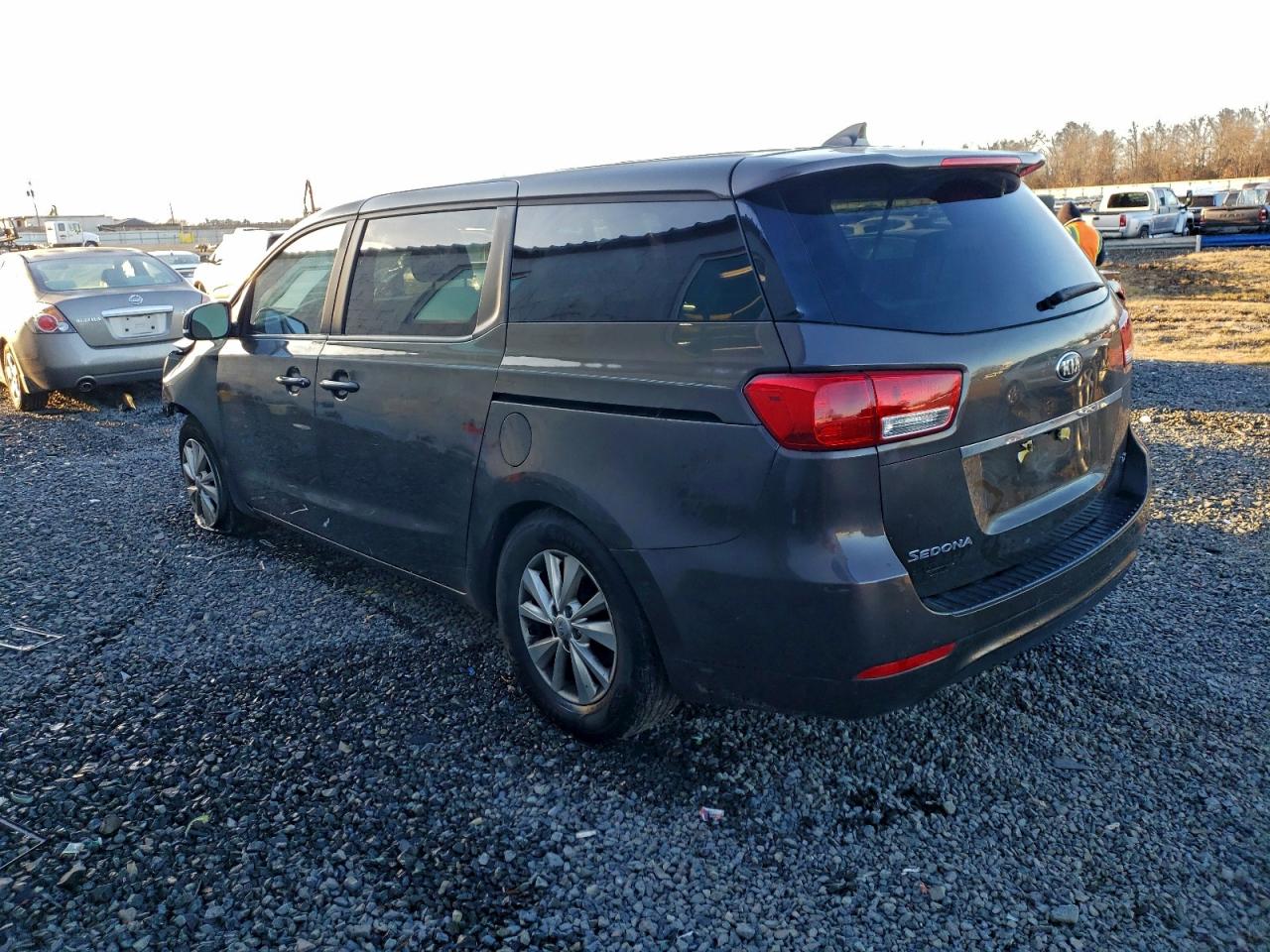 2018 KIA SEDONA LX photo 2