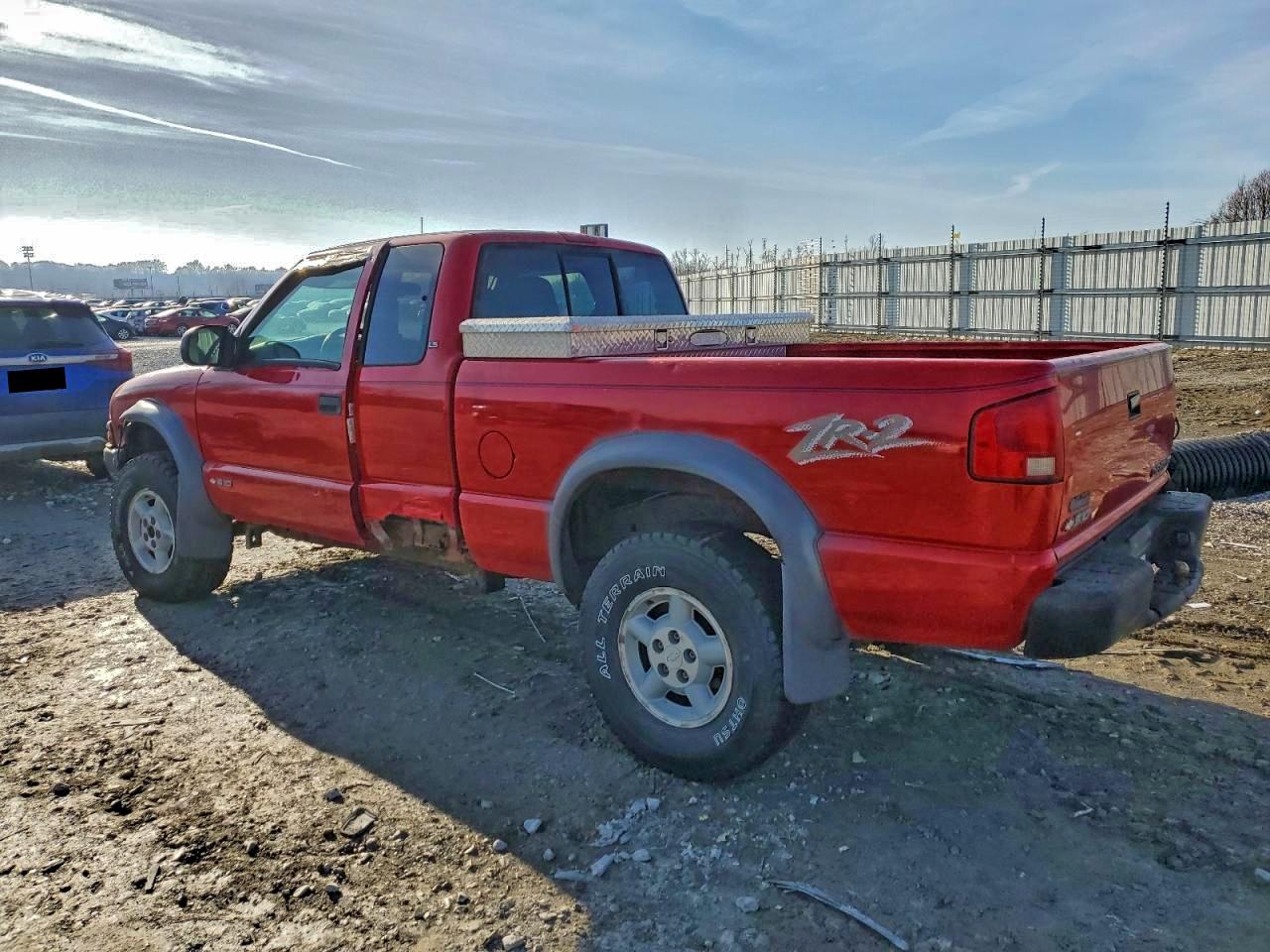 1999 CHEVROLET S TRUCK S10 photo 2