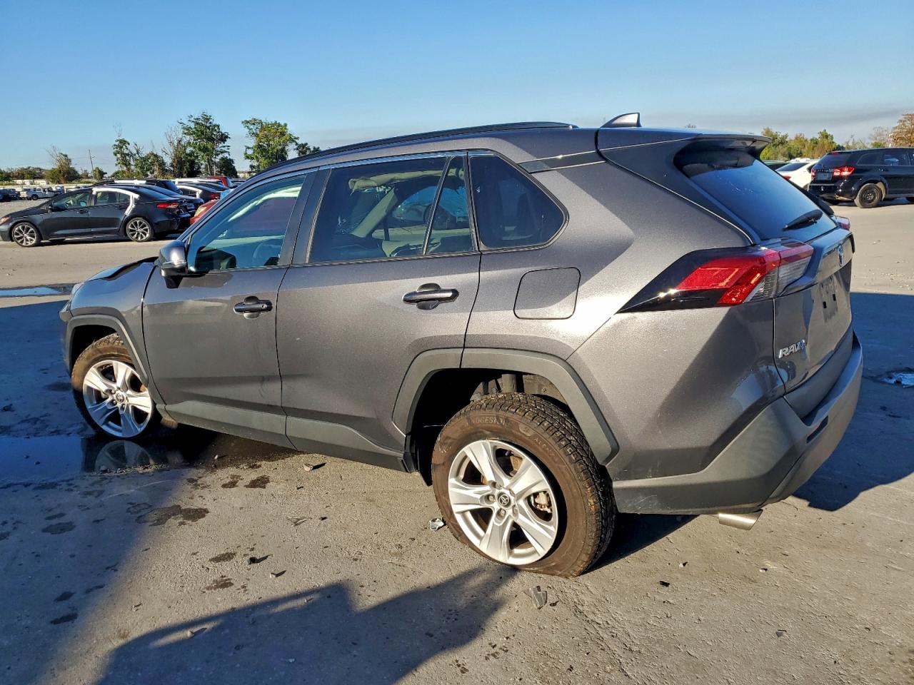 2021 TOYOTA RAV4 XLE photo 2