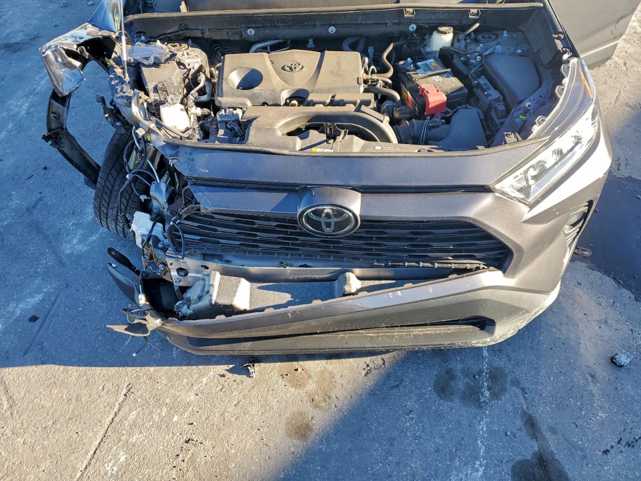 2021 TOYOTA RAV4 XLE photo 12