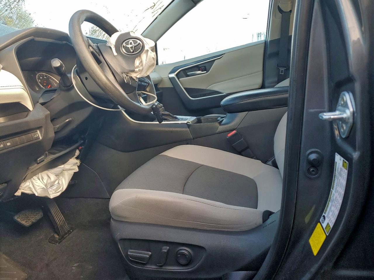 2021 TOYOTA RAV4 XLE photo 7
