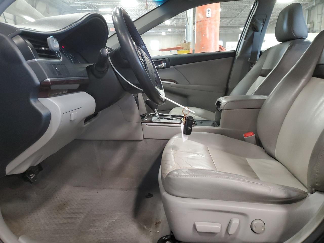 2012 TOYOTA CAMRY XLE photo 13