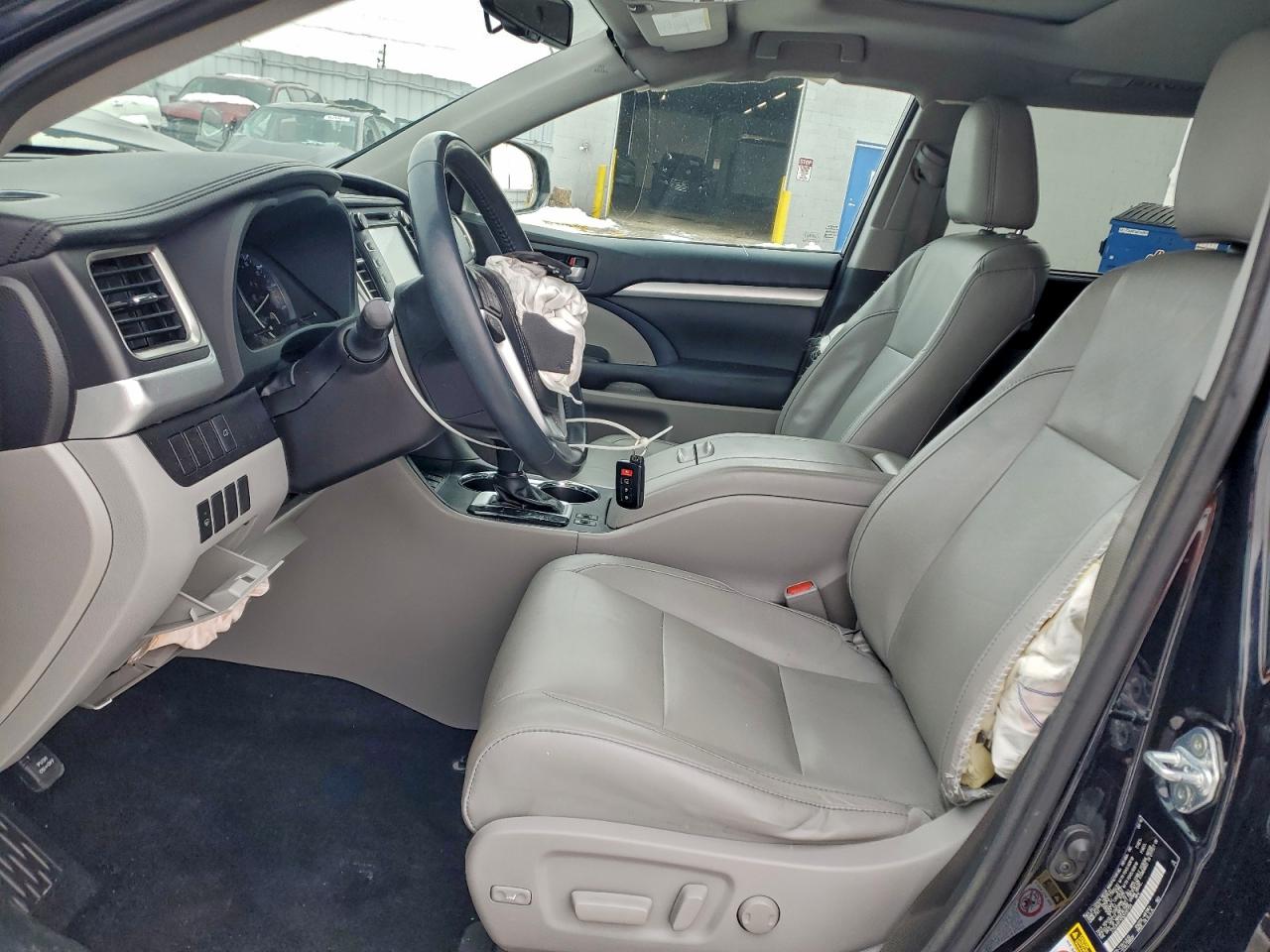 2016 TOYOTA HIGHLANDER XLE photo 7