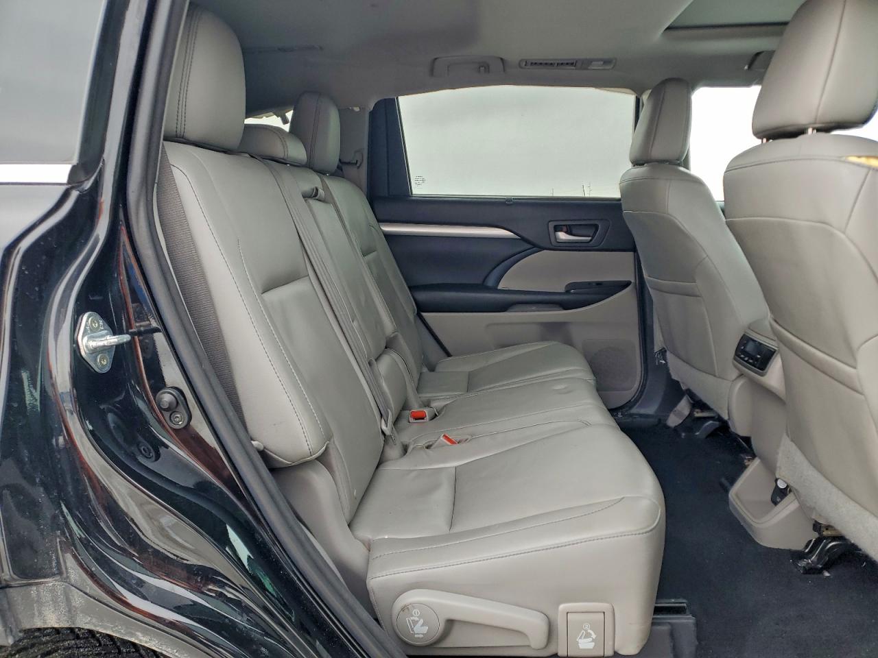 2016 TOYOTA HIGHLANDER XLE photo 11