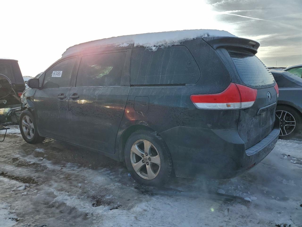 2014 TOYOTA SIENNA photo 3