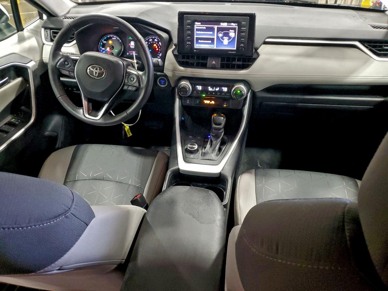 2021 TOYOTA RAV4 XLE photo 8