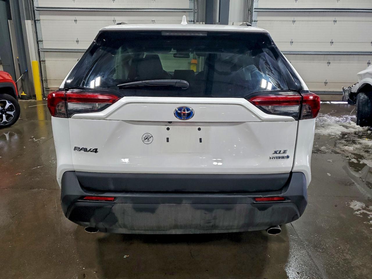 2021 TOYOTA RAV4 XLE photo 6