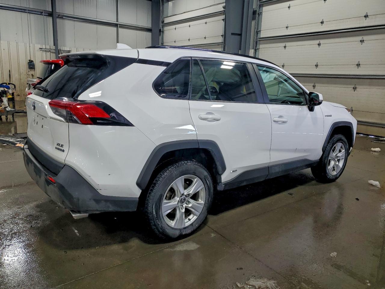 2021 TOYOTA RAV4 XLE photo 3