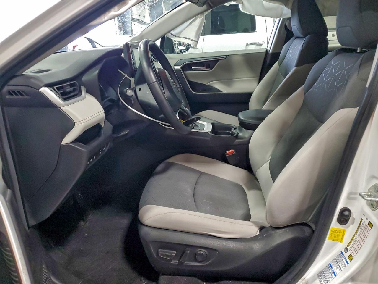 2021 TOYOTA RAV4 XLE photo 7