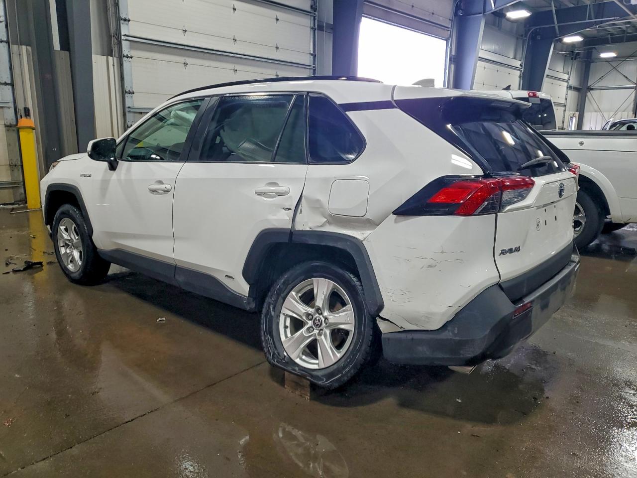 2021 TOYOTA RAV4 XLE photo 2