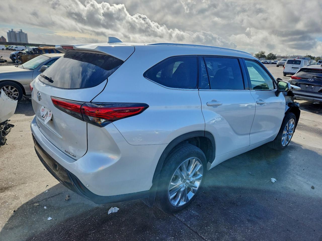 2023 TOYOTA HIGHLANDER L photo 3