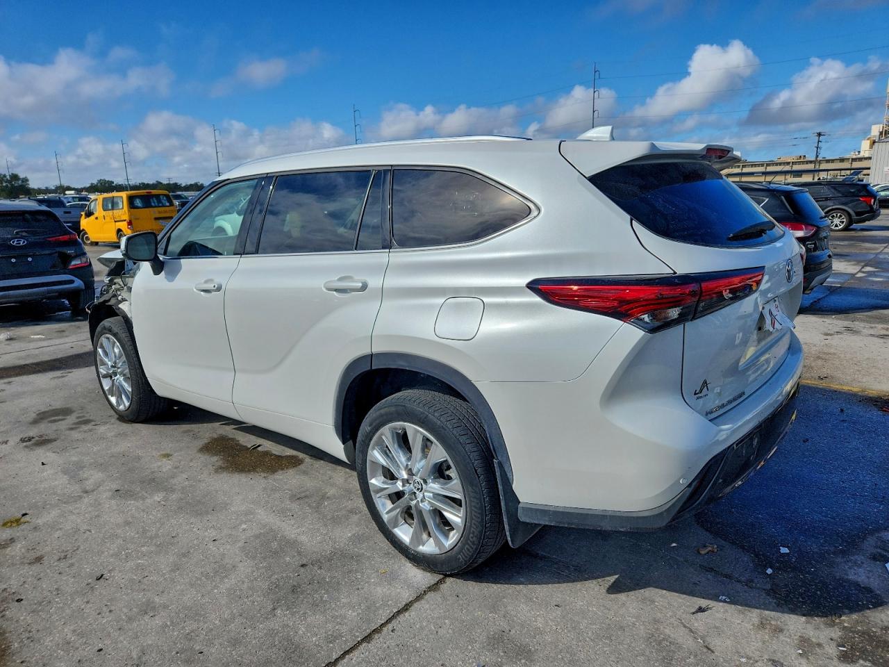 2023 TOYOTA HIGHLANDER L photo 2