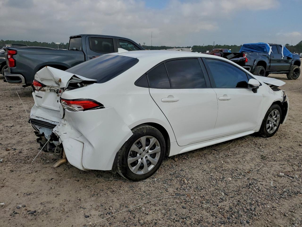 2022 TOYOTA COROLLA LE photo 3
